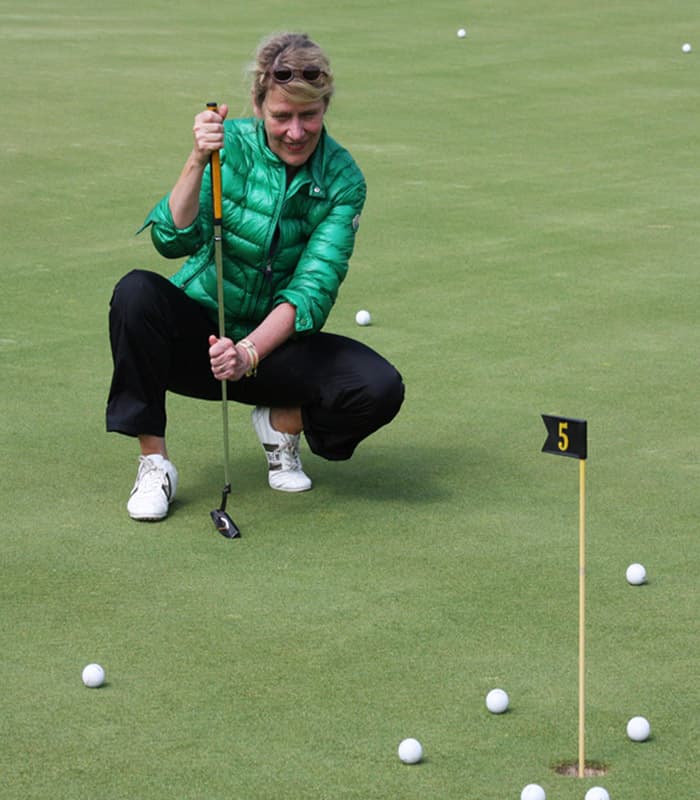 Aufstellungsarbeit am Golfplatz